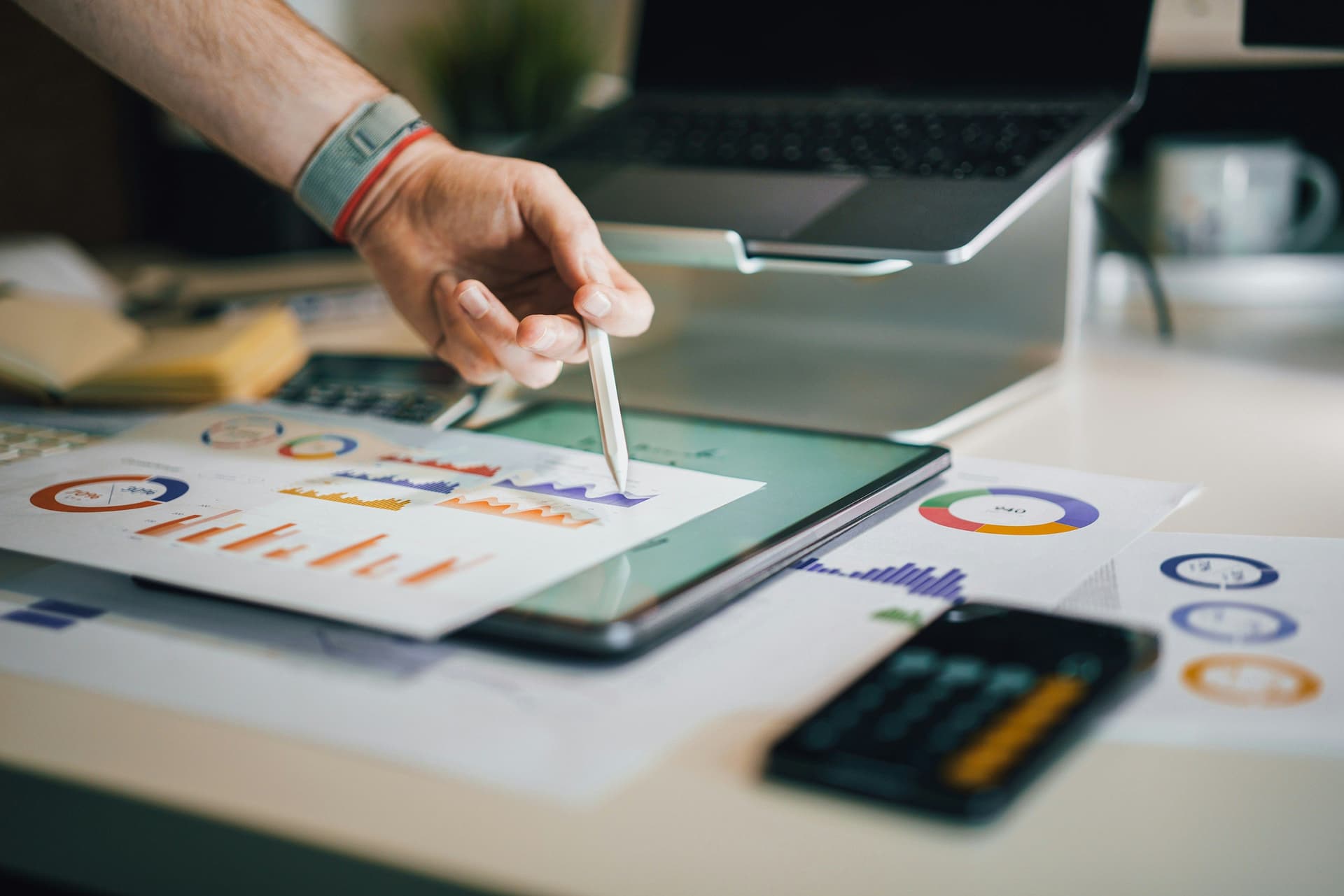 Einsparpotenziale im strategischen Einkauf identifizieren: Strategien & Tools